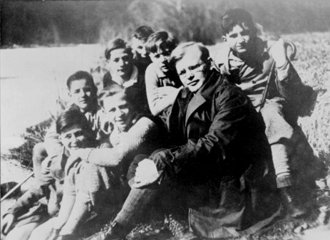 Bonhoeffer with Confirmands, 1932